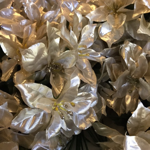 Bundle of 14 Champagne and silver Poinsettia bush. Almost new condition - Picture 9 of 11